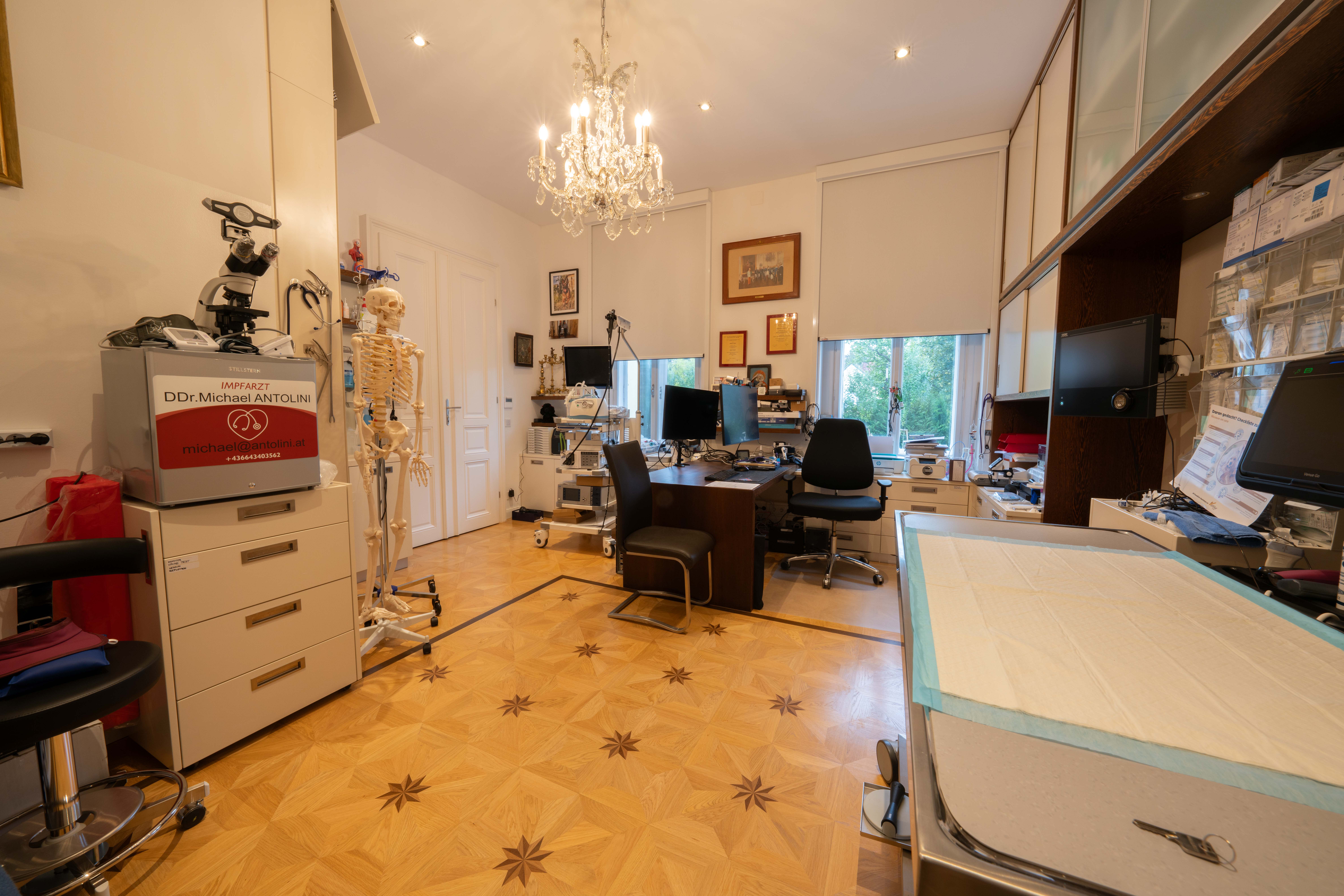 Behandlungsraum der Tierarztordination DDr. Antolini mit Kristallluster in historischer Villa in Wien-Hietzing